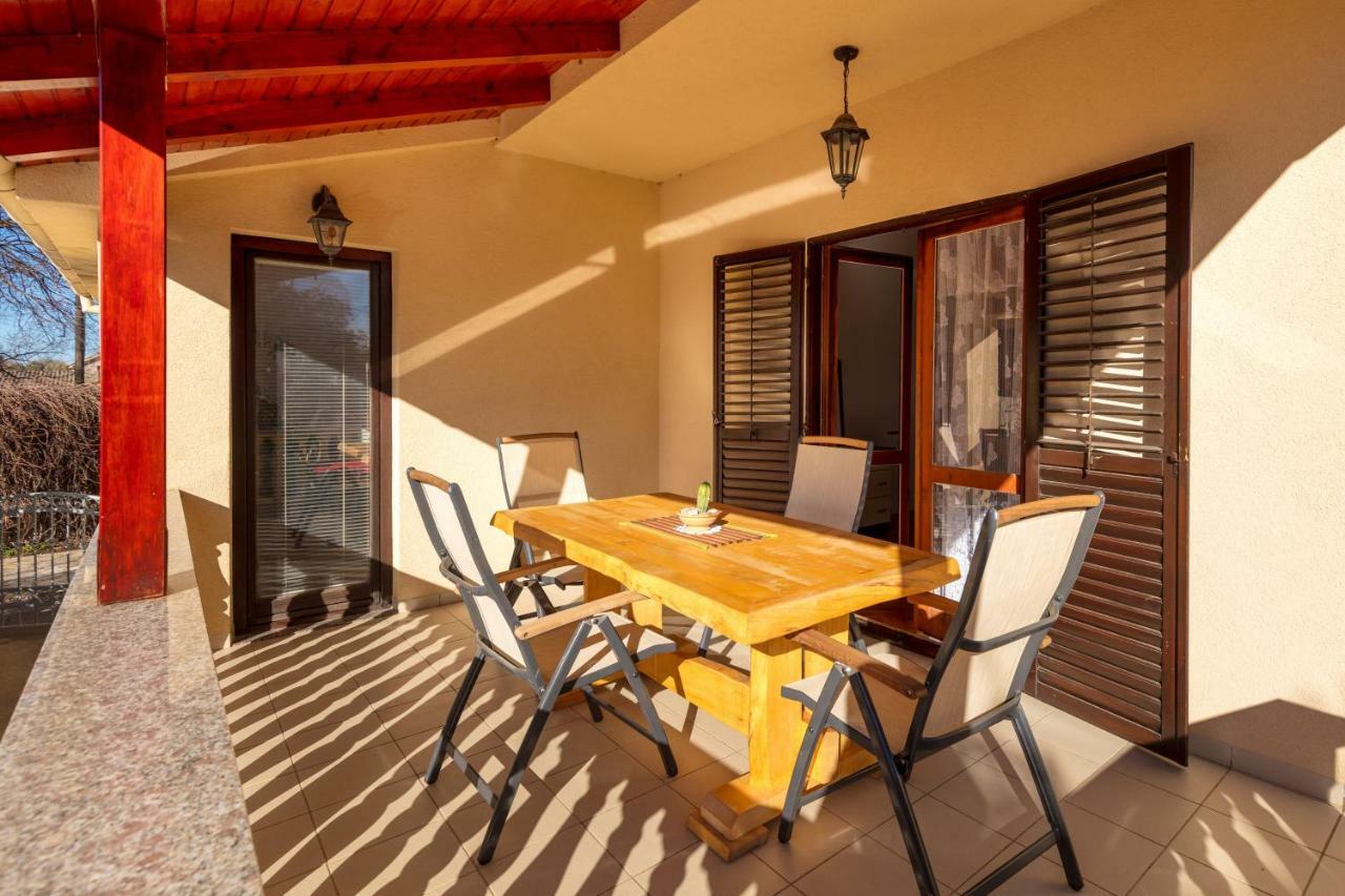 Vacation Home Duilo Donji Zemunik Exterior foto
